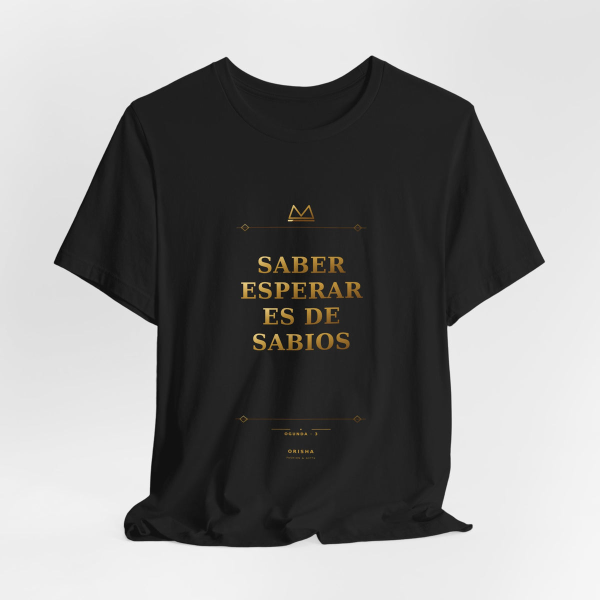 SABER ESPERAR ES DE SABIOS — Ogunda 3 Minimal T-Shirt product mockup view 5