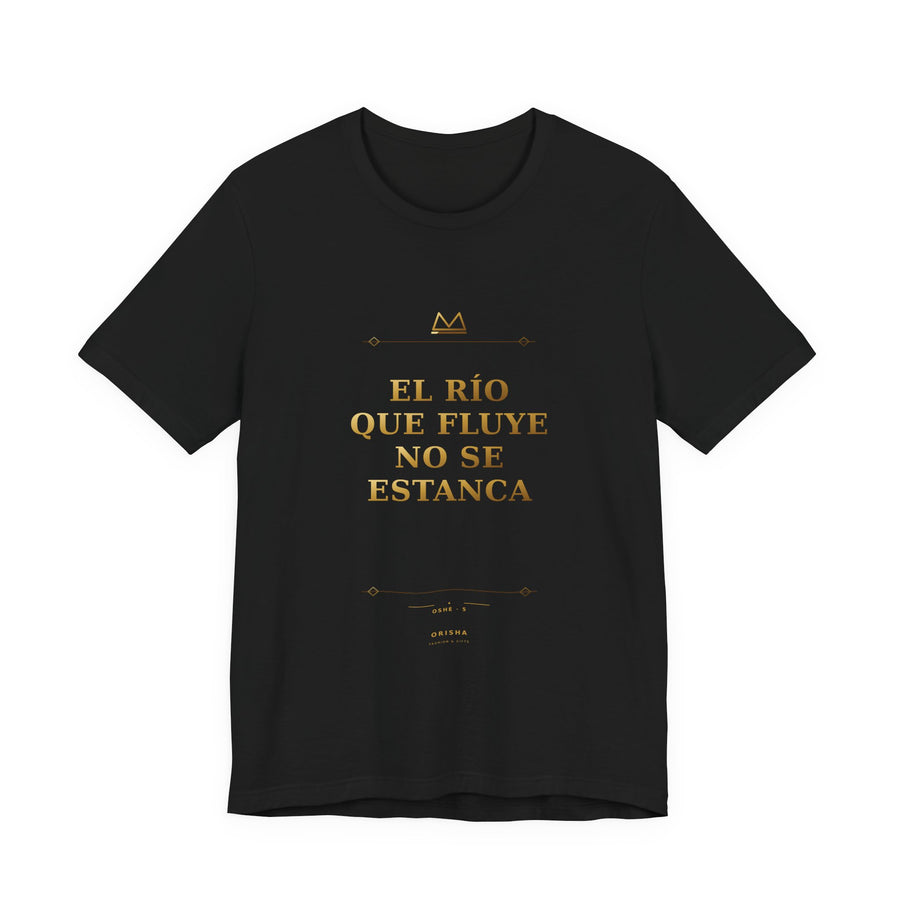 EL RÍO QUE FLUYE NO SE ESTANCA — Oshé 5 Minimal T-Shirt product mockup